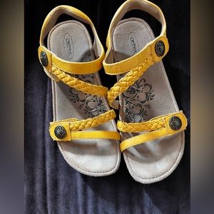 Aetrex Jillian  Braided quarter strap yellow sandal. Size 8.